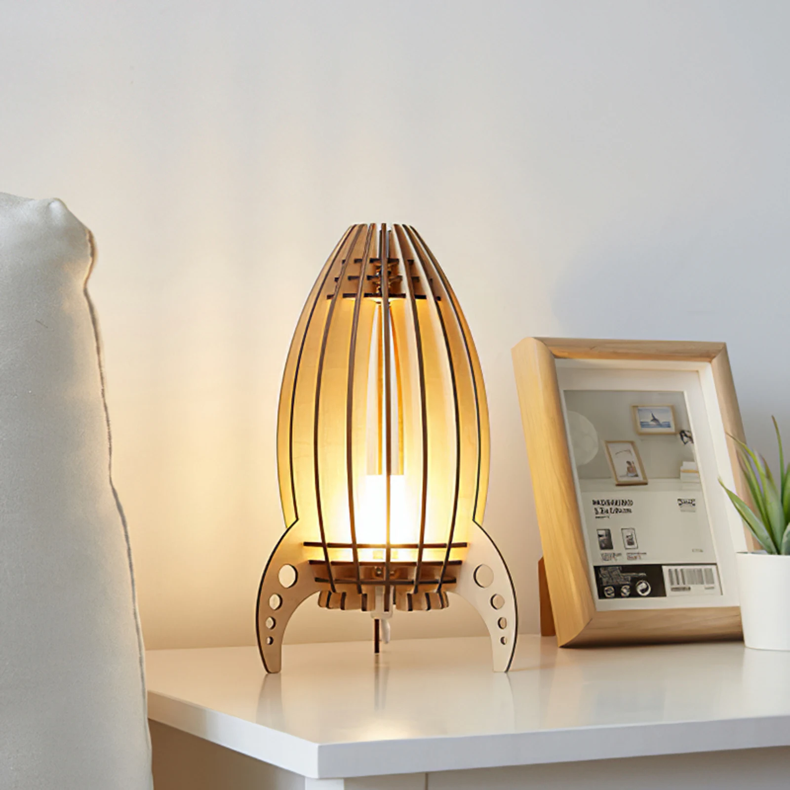 Forme fusée lampe de — Lampe Led en forme de fusée spatiale, faite à la main, sculpture sur bois | belleveilleuse.fr