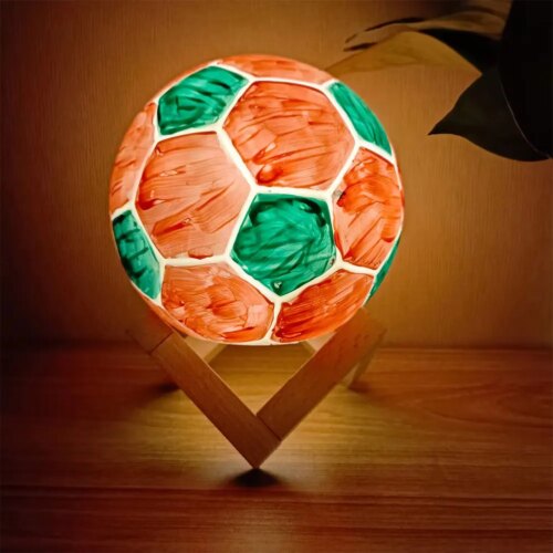 16465-e6dfd6.jpg lampe 3d représentant la lune et le Football, avec support